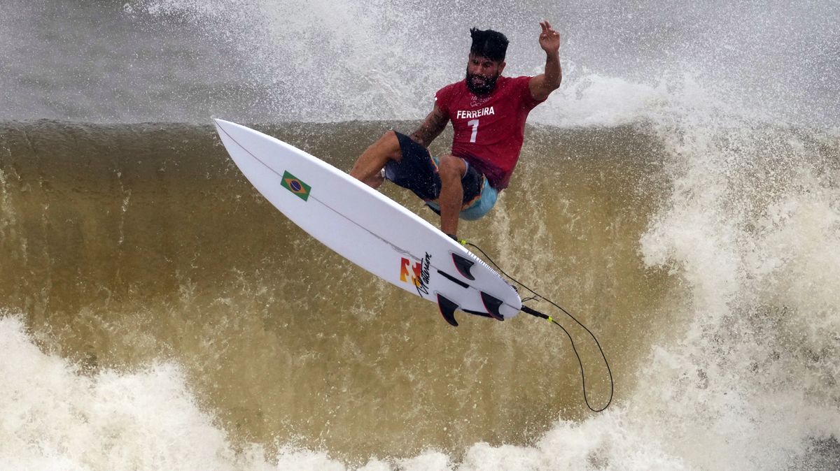 Surfing na olympiádě: Tajfun a zlomené prkno buldoka Ferreiry